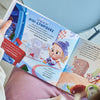 Illustration hilarante tirée d'un livre personnalisé seul à la maison sur un enfant ayant ses propres Jeux olympiques.