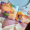 Illustration d'un livre personnalisé seul à la maison sur un enfant à la recherche d'un trésor.