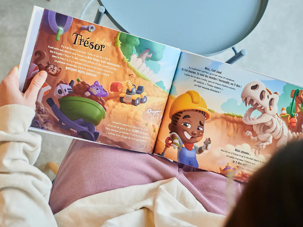 Illustration d'un livre personnalisé seul à la maison sur un enfant à la recherche d'un trésor.
