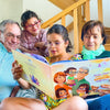 Une famille réunie autour d'un livre personanlisé pour grands parents de chez Hourra Héros.
