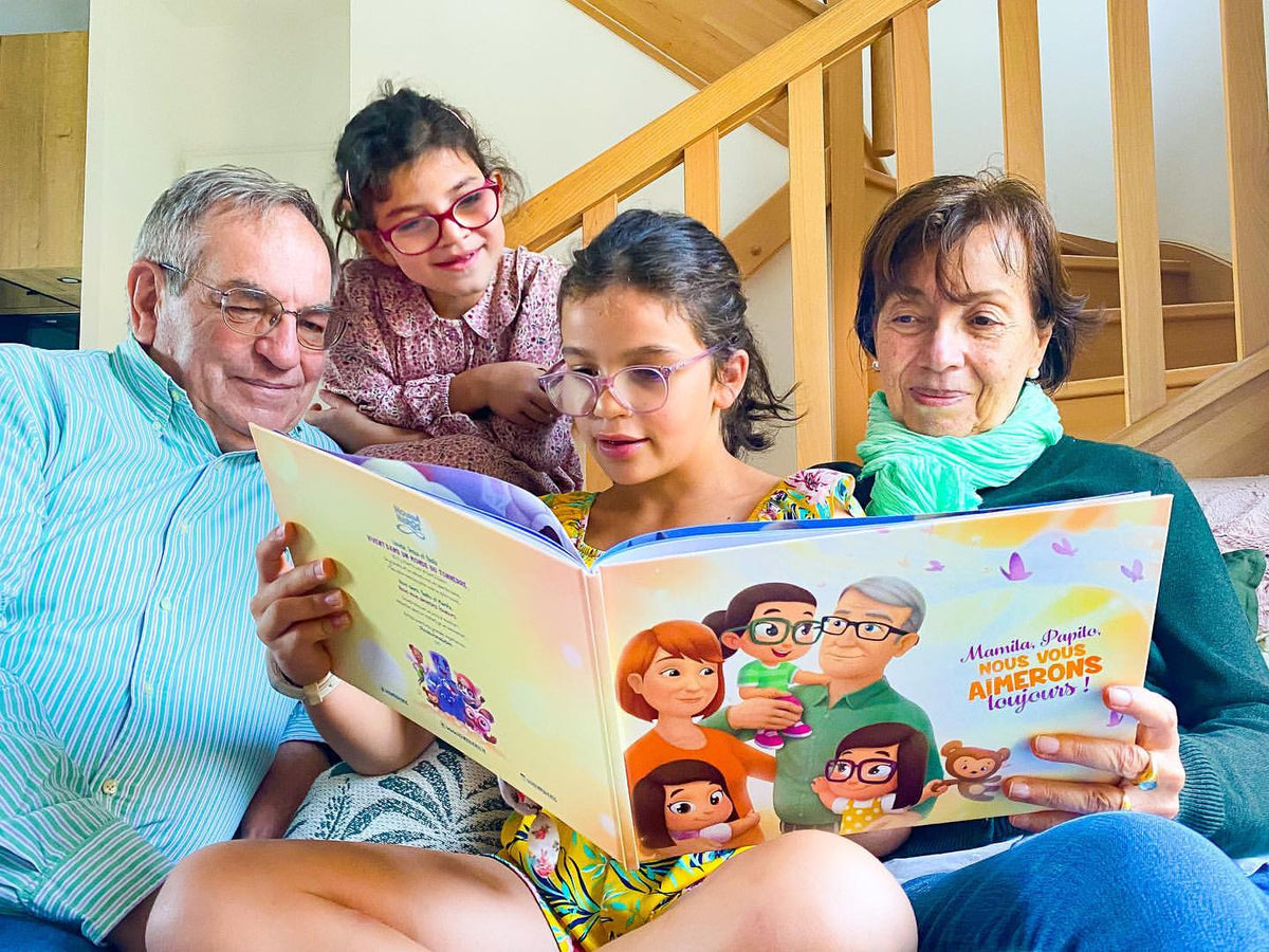 Une famille réunie autour d'un livre personanlisé pour grands parents de chez Hourra Héros.