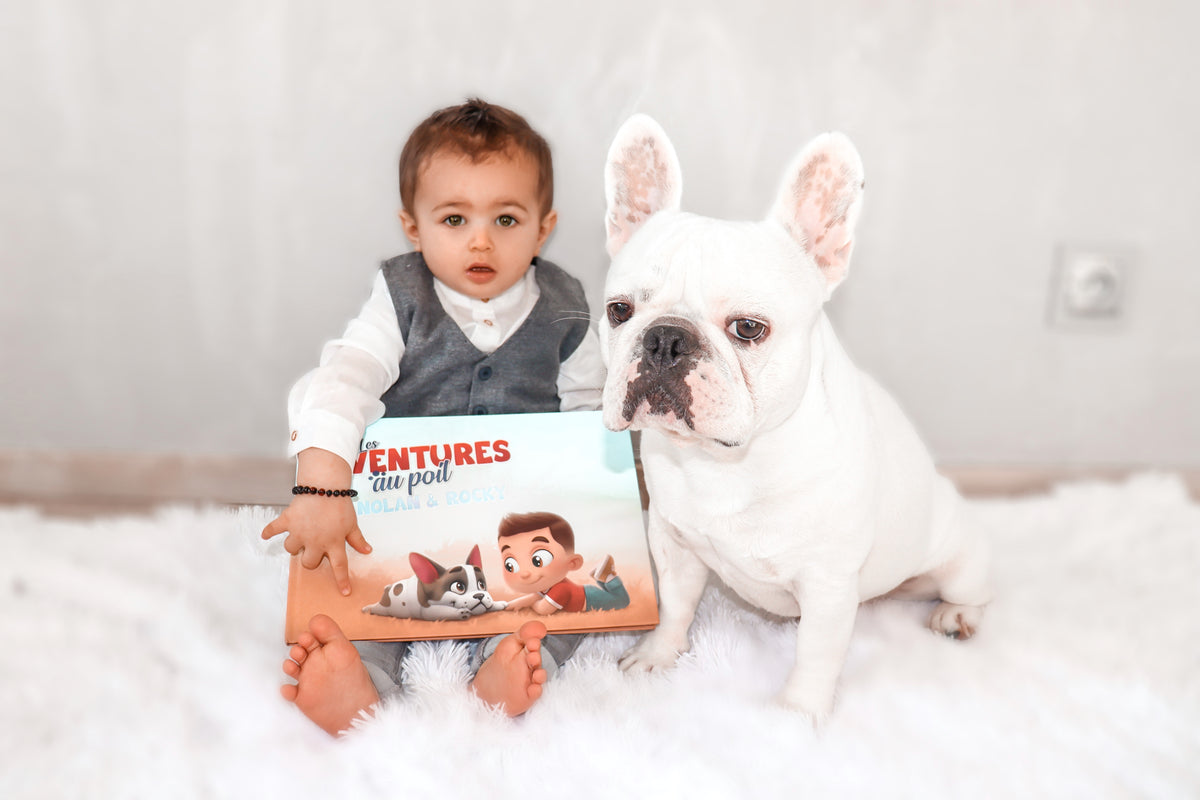 Dans ce livre personnalisé, un enfant et son animal (un chien ou un chat) vont se retrouver ches les dinosaures ou chez les martiens.