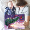 Maman et bébé souriant avec le livre personnalisé “Notre Premier Noël 2025” de Timothée & Maman, entourés de livres cadeaux.