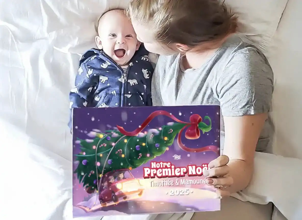 Maman et bébé souriant avec le livre personnalisé “Notre Premier Noël 2025” de Timothée & Maman, entourés de livres cadeaux.