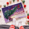 Livre de Noël personnalisé “Notre Premier Noël 2025” avec Iris et Maman, posé à côté des pieds d’un bébé en pyjama rayé.