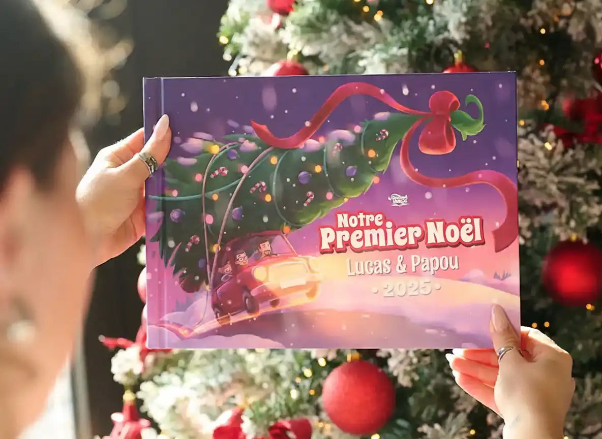 Livre personnalisé “Notre Premier Noël 2025” avec Lucas et Papou, tenu devant un sapin de Noël décoré.